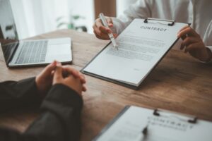 A man is negotiating, advising, and explaining the matter of the contract to be agreed to sign the contract.